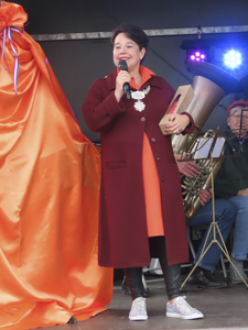 902331 Afbeelding van de toespraak van burgemeester Sharon Dijksma, op een podium op het grote parkeerterrein aan het ...